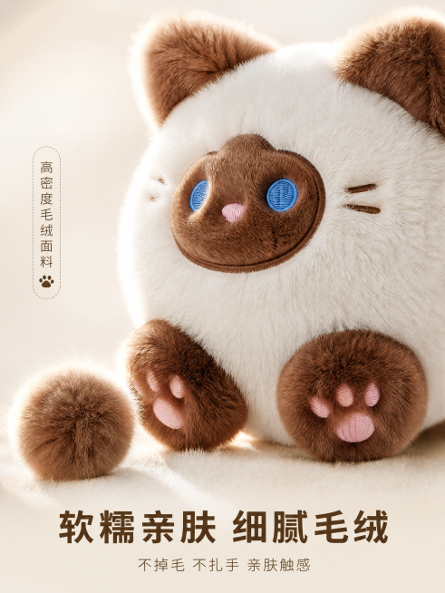 [主图-3] 材质细节微距图 毛绒质感软糯亲肤细节特写；[氛围风格] 温柔治愈 质感高级；[画质] 微距商业摄影 毛发根根清晰 细节极致锐利；[元素] 毛绒猫咪挂饰的毛绒局部放大特写 画面中清晰展示细预览效果