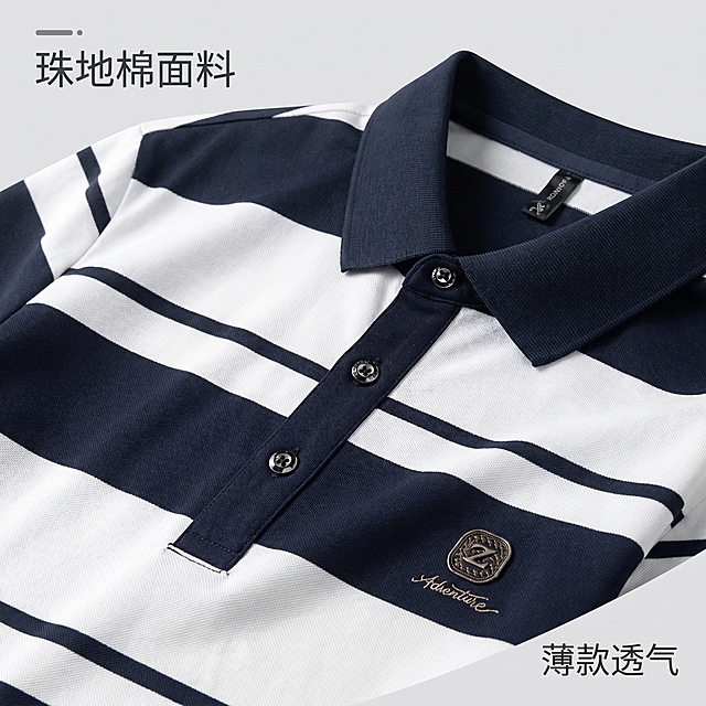 [主图 3] 中青年男士条纹撞色Polo衫面料细节展示特写图。
[氛围风格] 高级质感，细节清晰；
[画质] 商业摄影质感、光线柔和通透、产品清晰真实、画面干净高级。
[元素] 放大展示Polo衫门襟纽扣区域和珠地棉面料，清晰呈现珠地网眼肌理、撞色条纹拼接、品牌标刺绣和高品质纽扣做工。Polo衫自然舒展在浅灰色背景上。保持Polo衫材质质感、颜色条纹与输入产品图绝对一致，杜绝任何变形和色差，精细化处理。面料纹理清晰可见，商品主体占比约70%。画面满屏无边框。
[光影] 柔和侧光突出珠地棉凹凸肌理，条纹和撞色边界清晰，细节清晰，明暗自然。
[配色] 藏青白条纹搭配浅灰背景，层次分明。
[视角构图] 俯视特写，细节主体居中，清晰完整。
[文字版式] 左上标注「珠地棉面料」，右下标注「薄款透气」，文字纤细深灰色，不遮挡核心细节，对比清晰。
[比例分辨率] 1:1 比例，2k 分辨率；文字清晰锐利，画面超高清。
[负向提示词] 变形，水印，文字错乱，产品图模糊，背景杂乱，文字遮挡主体