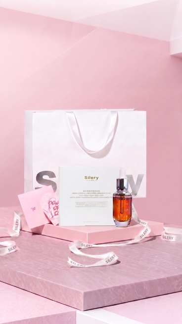 将粉色台子中间的Silery面膜和精华产品整体放大3倍，保持产品在画面中间位置，保留所有其他元素和整体粉色场景风格不变预览效果
