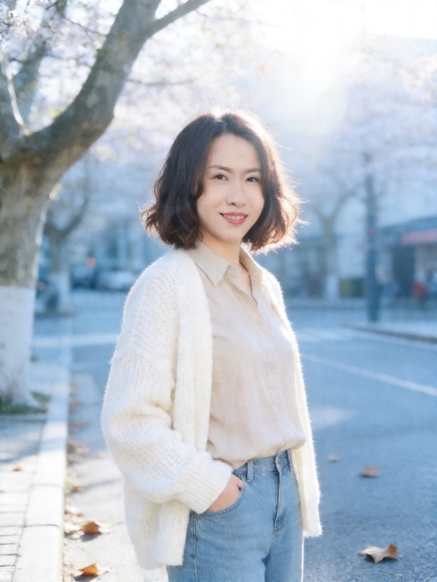 生成日常街角生活写真，仅保留参考图人物脸型、年龄等特征，忽略参考图中的胸针配饰，日系胶片清新，低饱和清透蓝调，富士胶片颗粒感，色彩干净通透，柔和自然光，发丝有轮廓逆光，面部无硬阴影，大光圈浅景深，虚实预览效果