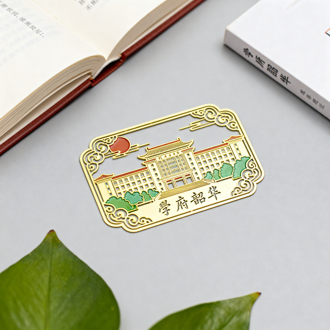 电商商品主图，俯视平铺构图，学府韶华校园文创金属镂空书签，精致国风纹样，校园教学楼古风插画雕刻，莫兰迪浅灰文艺底色，柔和自然光，极简留白，校园青春氛围感，超高清 8K，细节锐利，质感细腻预览效果