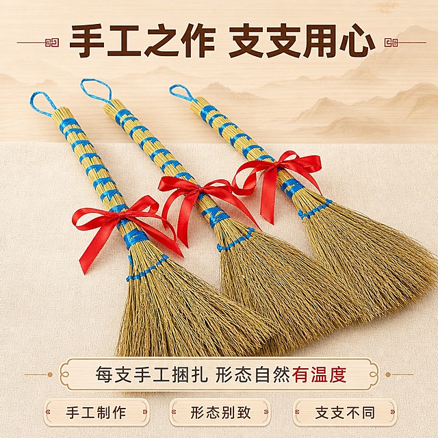 [商品] 使用【图3】糯稻草蓝绳捆扫把配红绳三支款；保留每支扫把的糯稻草材质、蓝色绳带交叉捆扎图案、红色缎带蝴蝶结、顶部蓝色挂绳；商品处理：保留原有形态和颜色，调整为整齐并排陈列，增强排列的秩序感与手工一致性，去除背景布污渍。
[画面] 页面目标：组合展示，体现多支陈列效果与手工捆扎的一致性。构图：三支扫把呈扇形斜向排列于画面中央，主体占画面70%。上下留白放文字。景别：中景，全貌清晰。前中后景：前景浅米色亚麻布纹理，中景三支扫把，后景虚化的浅木色背景板。阅读动线：从上标题到中间产品到下说明。
[视觉] 套系策略：风格=新中式国风商业摄影，暖调雅致；标题字=阿里巴巴普惠体粗体；正文字=阿里巴巴普惠体常规；主色=暖米杏色；背景延展=基于暖米杏做深浅层级、同色渐变和细腻宣纸/木纹质感；强调色=中国红，仅用于小面积标签、引线和重点文字高亮；标题色=深棕褐色；正文色=中暖灰色；组件=圆角浅木色信息卡、细金线引线、中式回纹小装饰；光影=左前侧暖柔光，右侧柔和补光，底部自然投影。
[文字] 顶部主标题「手工之作 支支用心」（8字），底部副标题「每支手工捆扎 形态自然有温度」（14字），下方3个短卖点：手工制作 / 形态别致 / 支支不同。文字不遮挡扫把主体。
[规格] 图片比例1:1正方形，4K分辨率，淘宝/天猫详情页适配，阿里巴巴普惠字体，避免变形、错字、文字过小、冷蓝背景、颜色改变、结构失真、极限词违禁词、小标致图案、天然/环保/原生态等违规词。