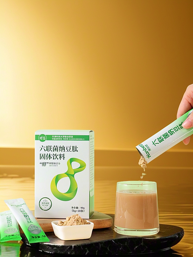 将产品放置在黑色太湖石上面，占据画面中心，底部是波光粼粼的水面，画面采用金色背景，特写镜头