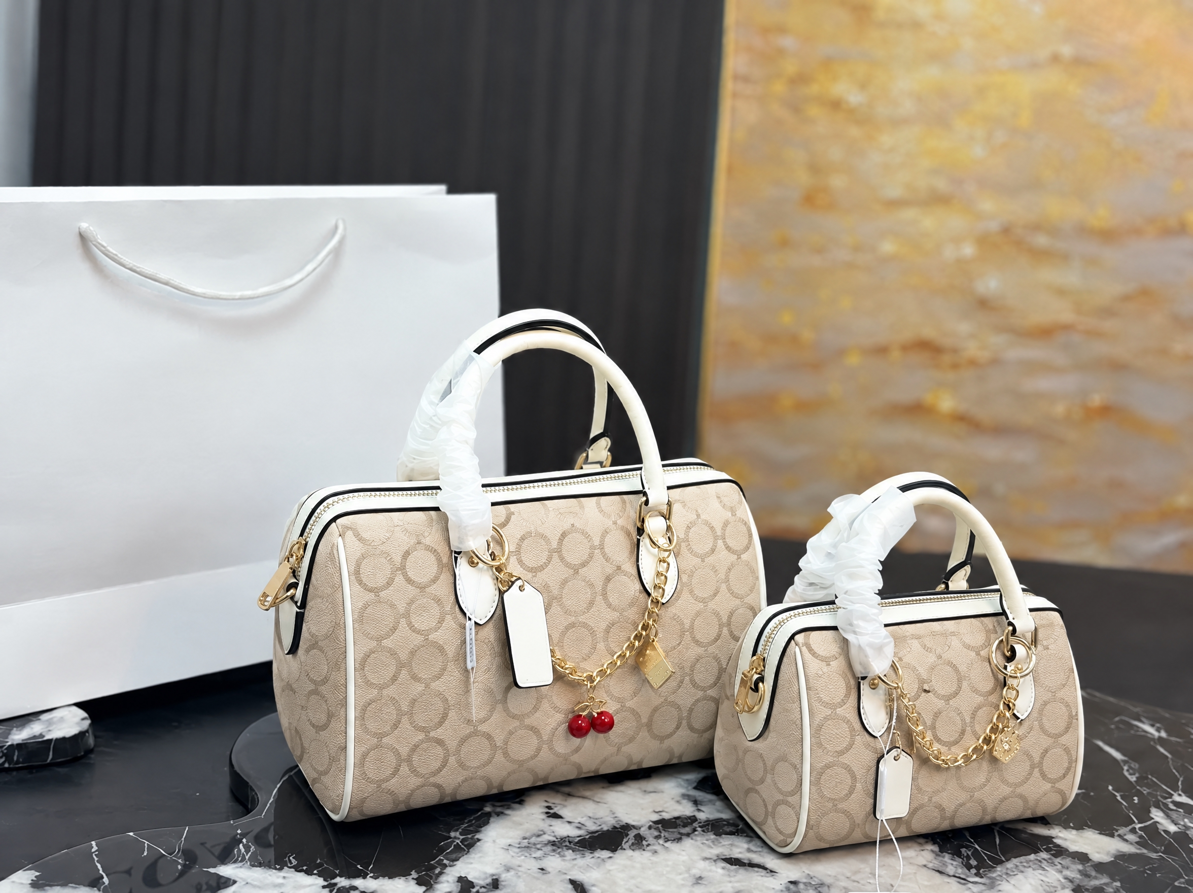 去掉图片中所有的COACH品牌LOGO和文字，包括包身金属LO… - 图片创意预览