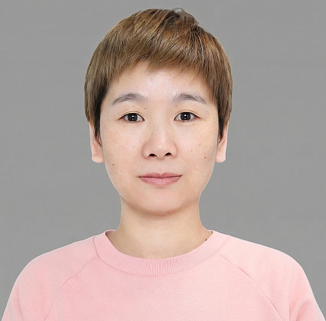 将图片底色修改成中灰色，人物不变