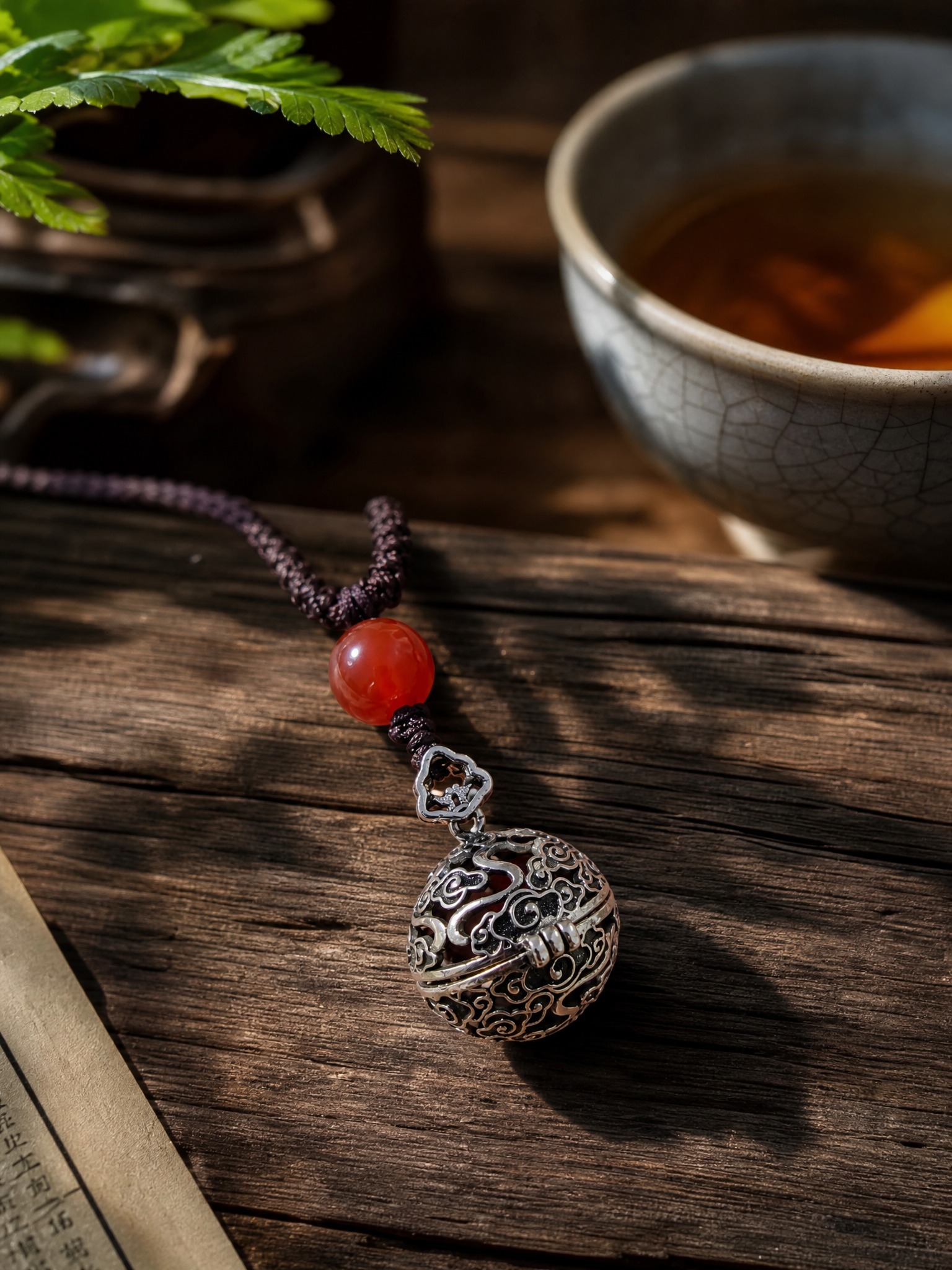 A vintage silver hollowed-out s… - 图片创意预览