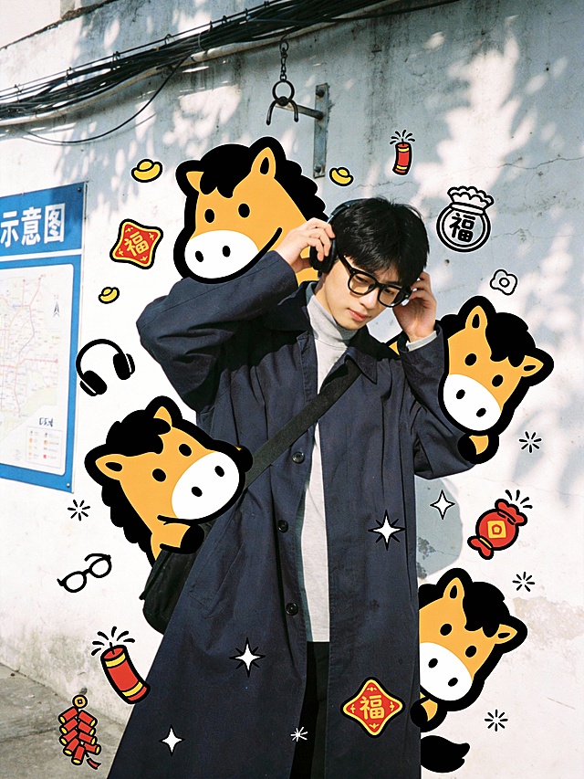 卡通马头与春节元素拼贴，插画风emoji点缀，营造可爱喜庆氛围，街头感与节日气息交融。