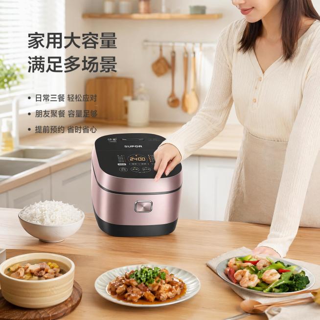 [主图-4] 场景效果展示页。
[氛围风格] 真实家庭厨房使用场景，温馨自然生活感。
[画质] 高清生活摄影，光线自然柔和，产品和场景融合真实，细节清晰。
[元素] 年轻亚洲女性在现代厨房中，伸手操作预览效果