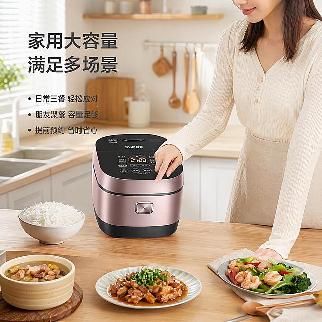 [主图-4] 场景效果展示页。
[氛围风格] 真实家庭厨房使用场景，温馨自然生活感。
[画质] 高清生活摄影，光线自然柔和，产品和场景融合真实，细节清晰。
[元素] 年轻亚洲女性在现代厨房中，伸手操作电饭煲功能按键，电饭煲放置在厨房台面，旁边台面上摆放做好的米饭和几道家常菜，整个场景整洁明亮。保持电饭煲产品外观结构颜色与原图完全一致，不变形无色差。人物只展示手部和半身，不抢产品主体焦点。
[光影] 白天厨房自然光从窗户照入，整体明亮柔和，产品和人物都有自然阴影，氛围温馨真实。
[配色] 整体浅色调厨房，产品玫瑰金成为视觉亮点，木色台面白色橱柜，自然清新。
[视角构图] 平视场景，产品在视觉中心，人物操作动作自然引导视线，景深自然，前中后层次分明。
[文字版式] 左侧负空间左对齐，主标题大字"家用大容量 满足多场景"，下方三点小字：「日常三餐 轻松应对」「朋友聚餐 容量足够」「提前预约 省时省心」，文字颜色深灰色，不遮挡主体，排版舒朗。
[比例分辨率] 1:1比例，2K分辨率，文字清晰可辨，超高清。
[负向提示词] 变形，文字错乱，产品图模糊，背景杂乱，水印，电商平台Logo。