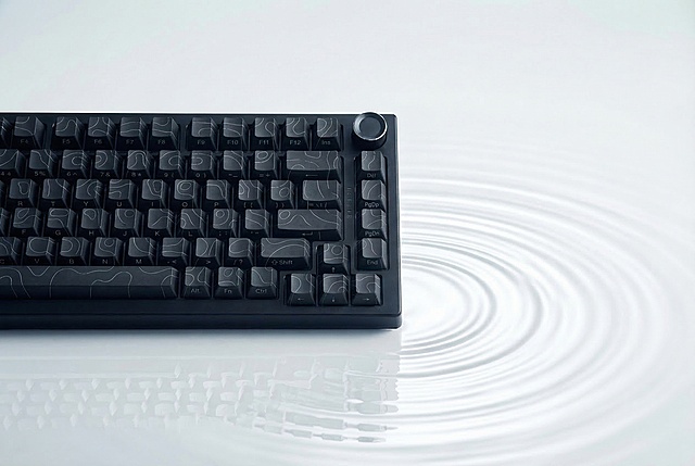 将图1的黑色机械键盘按图2的角度放置在画面左侧，背景为纯白色的水波纹效果（同心圆扩散、柔和反光），键盘底部有自然倒影，整体为极简明亮风格，冷调光影突出键盘质感，尺寸970*600像素