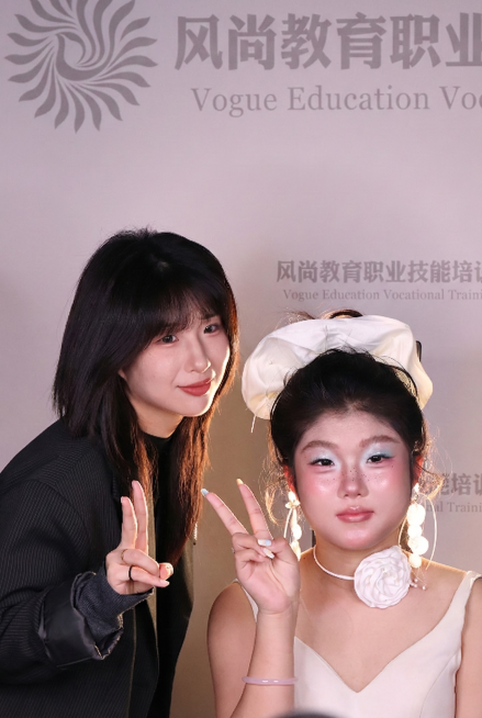 把右下角那个人的衣服上蓝色的部分去掉，只保留外面白色的衣服，白色衣服和其他部分不要改变预览效果