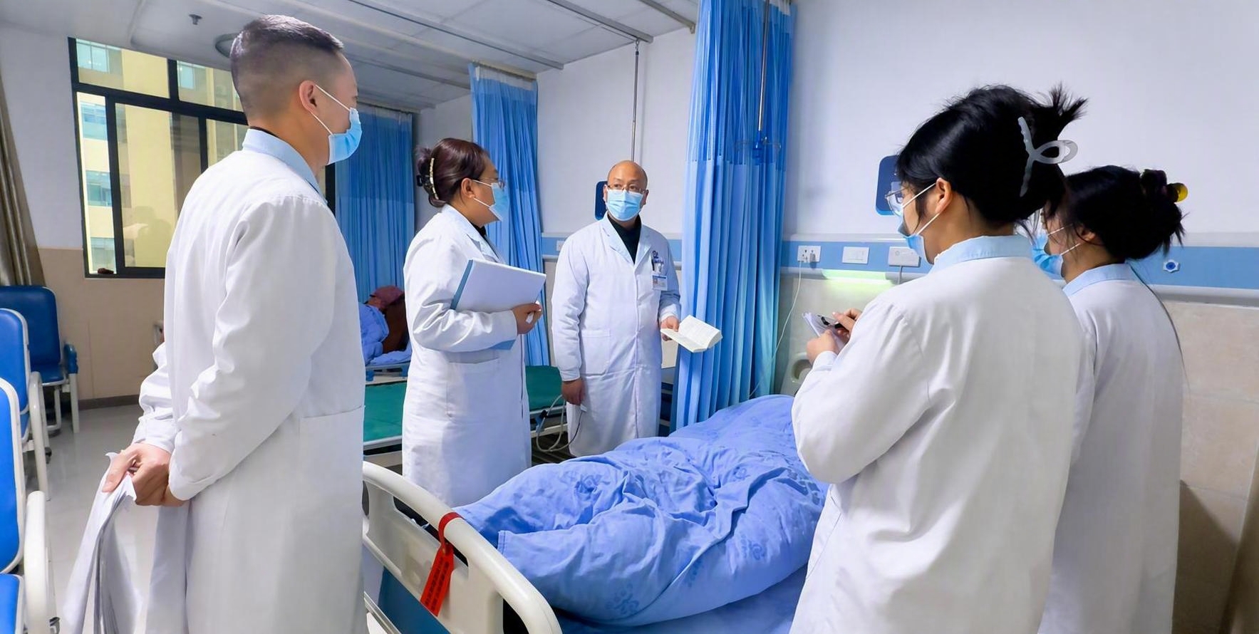 对这张医院病房查房照片进行专业美化优化，用于宣传使用。提升画面… - 图片创意预览