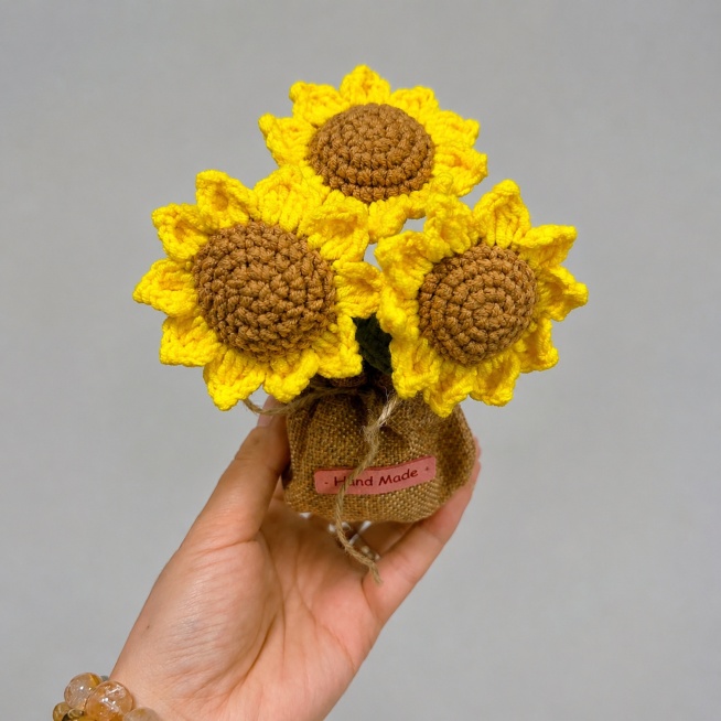 [Product 1 - Sunflower Potted] Size reference. Hand holding the crochet sunflower pot to show actual预览效果