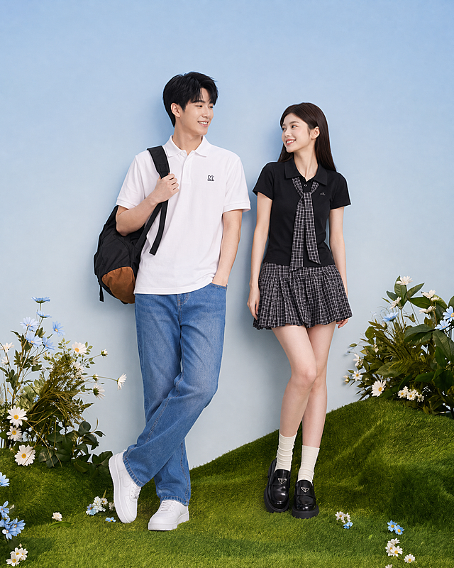 保持第一张图中两人的服装（男生白色polo衫蓝色牛仔裤，女生黑色短袖格纹领结和格纹短裙，裙子无口袋），保持第一张图的蓝天草地花卉背景不变，参考第二张图的姿势调整：男生靠墙，一只手插兜，一条腿交叉放松，姿势摆正，另一只手抓着背包带，转头看向女生；女生靠墙，双手不要插口袋，姿势摆正，转头微笑看向男生，整体光影和风格和原图一致