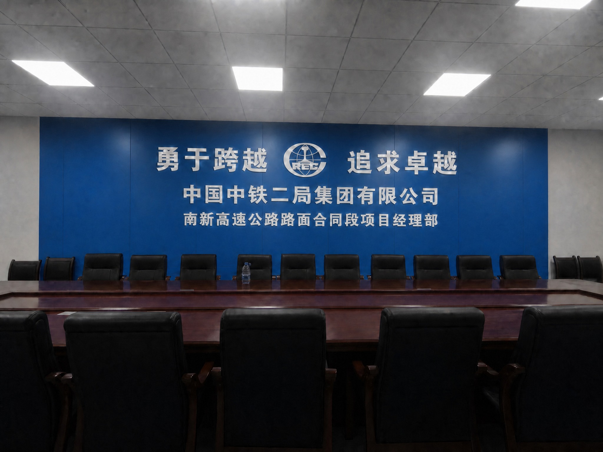 删除蓝色铝塑板背景墙上的壁挂式空调挂机和所有外露电线/线缆：画… - 图片创意预览
