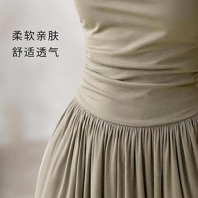[主图-4] 卡其绿色连衣裙面料细节局部特写
[氛围风格] 高级质感，细节特写，柔和商业摄影
[画质] 商业摄影质感、光线柔和通透、产品清晰真实、画面干净高级
[元素] 局部放大展示连衣裙腰部褶皱和面料纹理，保持卡其绿色面料材质和原图一致，精细化处理，展示面料柔软透气的质感和褶皱收腰的做工细节，背景虚化突出面料主体，商品主体占比严格控制在70%左右
[光影] 柔和侧光，突出面料纹理肌理细节，质感清晰
[配色] 主色调为卡其绿色面料，背景浅灰色虚化，突出主体
[视角构图] 特写构图，局部居中，清晰展示细节
[文字版式] 上方文字"柔软亲肤 舒适透气"，深色字体清晰不遮挡纹理细节
[输出要求] 1:1比例，文字清晰锐利，超高清商业摄影质感
[负向提示词] 变形，文字错乱，产品图模糊，背景杂乱，水印，电商平台Logo，色差
