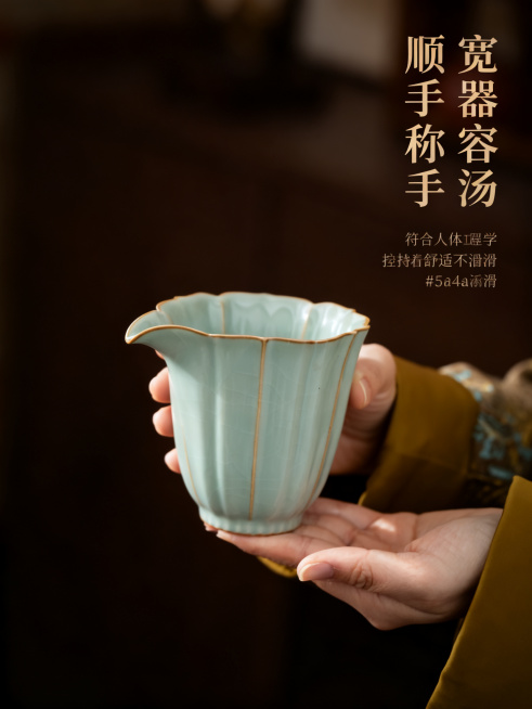 [第5屏] 场景体验一，双手捧握公道杯展示握持手感，本屏使用图片3作为主体。[氛围/风格] 新中式实景茶室场景，暖调柔和氛围感，真实使用体验展示。[元素布局] 公道杯和双手位于画面中心，占比约70%，预览效果