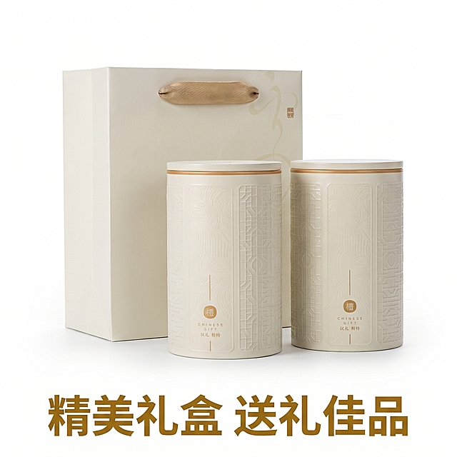[主图 7] 礼盒包装整体展示陈年普洱老茶头，纯白底；
[氛围风格] 商务轻奢风格，高端送礼；
[画质] 商业摄影质感、光线柔和通透、产品清晰真实、画面干净高级。
[元素] 双罐茶叶搭配手提礼袋完整展示，整体居中放置在纯白色背景上，礼盒包装纹理清晰，造型端正大气。保持包装造型颜色纹理与输入产品图绝对一致，杜绝任何变形和色差，精细化处理。商品主体占比严格控制在 65% 左右，画面满屏无边框。
[光影] 柔光环绕，突出包装浮雕纹理，明暗过渡自然，立体感强，光影干净高级。
[配色] 纯白色背景，米白色包装搭配浅金线条，配色轻奢雅致。
[视角构图] 平视四分之三视角，完整展示包装整体造型，构图端正稳重。
[文字版式] 底部居中，主标题 "精美礼盒 送礼佳品" 深金色粗体，大气简洁。
[比例分辨率] 1:1 比例，2k 分辨率；文字清晰锐利，画面超高清。
[负向提示词] 变形，水印，文字错乱，产品图模糊，背景杂乱