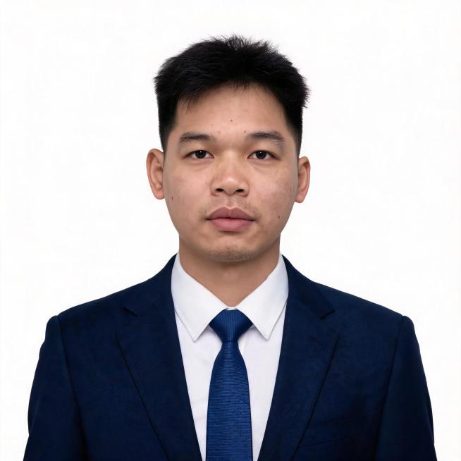 保留人物五官特征，换为标准商务证件照，藏青色西装外套，白色衬衫，深蓝色领带，纯白背景，正面胸像，专业布光，超写实高清预览效果
