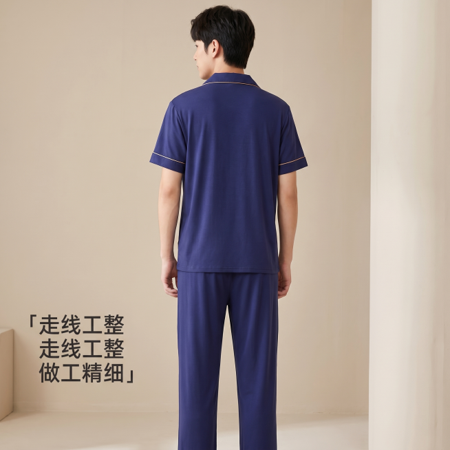 [主图 3] 男士藏蓝色金边三件套睡衣背面展示图。
[氛围风格] 简约居家舒适风，整体风格与前两张主图保持完全统一；
[画质] 商业摄影质感、光线柔和通透、产品清晰真实、画面干净高级。
[元素] 同一预览效果