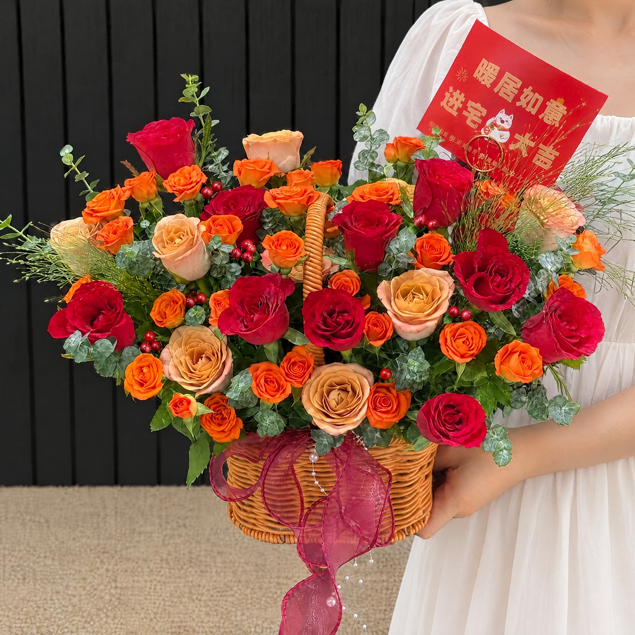将图中人物的衣服换成白色连衣裙，保持花篮、花束、卡片等其他元素… - 图片创意预览