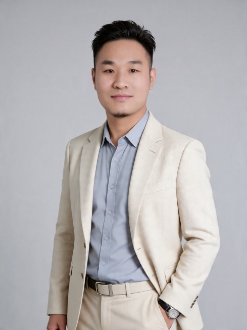 参考图中保留人物脸型、发型、年龄等特征生成职场形象照，标准焦段50mm，f/4光圈，平视视角，人物占画面70%，人物居中，居中构图，位于画面中心，为视觉聚焦点，入境范围头部及以下至臀部下方10cm（半预览效果