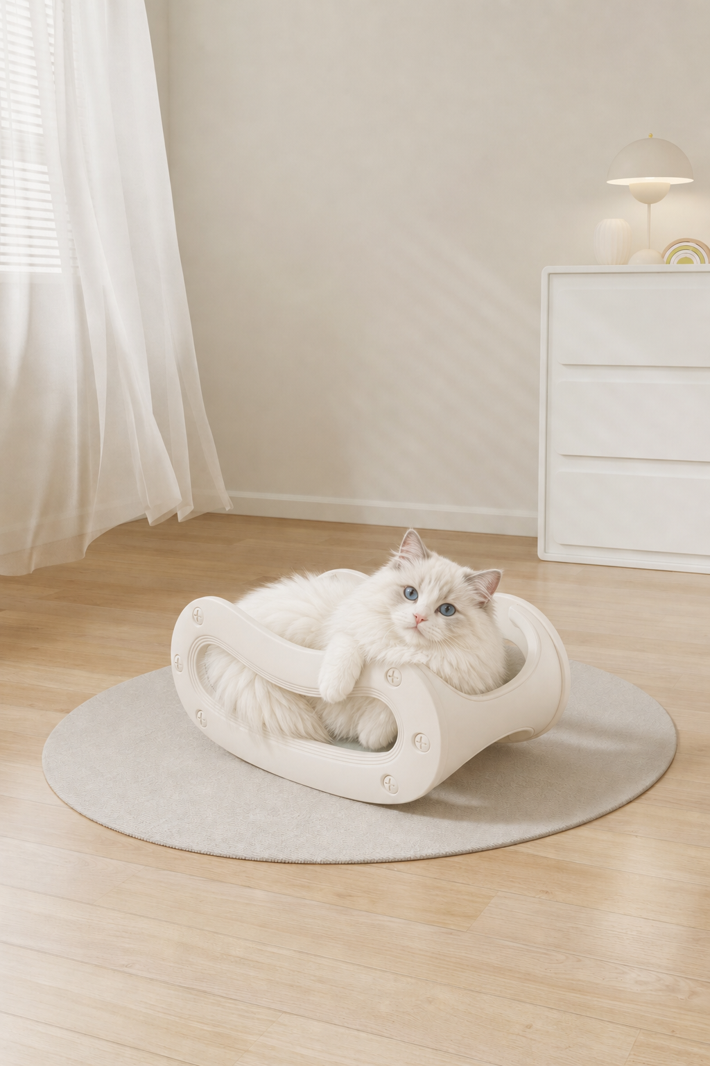 在猫摇床上添加一只可爱的白色布偶猫，猫咪慵懒地躺在摇床上，姿态… - 图片创意预览