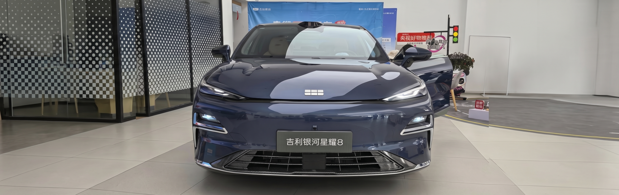 将图2融合在图1车辆的前格栅位置，保持原车门打开状态与展牌清晰，保持图1图2的材质和尺寸不变，图1灯光均匀轮廓清晰预览效果