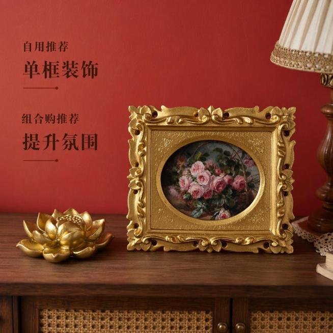 [主图-8] 组合搭配展示与选购建议图
[氛围风格] 温馨组合陈列，帮助决策
[画质] 商业摄影质感，温馨自然
[元素] 单个金色画框搭配同系列小尺寸金色莲花摆件，共同摆放在餐边柜台面上，背景是红色复预览效果