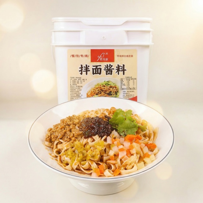 将拌面酱料产品桶和做好的拌面组合成一张电商宣传海报，比例为1:1正方形。保持产品桶上原有文字“老冯家 拌面酱料”Logo和所有文字信息不变，保持主体物理结构不变。整体采用商业高调摄影，柔和漫射光，低饱预览效果