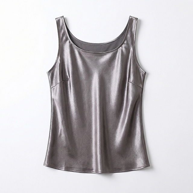 去除衣架和挂钩，提取图片中的灰色丝绸吊带背心，平铺在纯白色背景上，背景为100%纯白#FFFFFF，去除衣架和原有木衣架，保留这件灰色真丝吊带走光，保持服装自然垂坠感，产品主体位于画面正中心，占据画面60%-80%，上下留白相等，3D隐形模特支撑，自然立体，去除所有杂物，商业精修，8k高清，面料纹理清晰，背景纯净无杂色