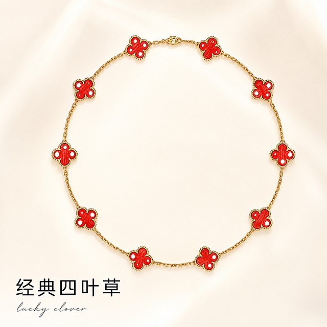 [主图-1] 红色四叶草锁骨项链首图，简约高级陈列展示
氛围风格精致高级轻奢珠宝风，商业珠宝摄影质感，光线柔和通透，产品清晰真实，细节丰富，画面干净高级。红色四叶草金色锁骨项链居中摆放，自然舒展成弧形，完整展示项链整体造型。保持项链外观（物理结构、材质质感、颜色）与输入产品图绝对一致，杜绝任何变形和色差，精细化处理，红色四叶草纹理清晰，金色金属链条光泽自然。商品主体占比严格控制在70%左右，画面满屏无边框。背景使用纯净奶油白色调，简洁突出主体。使用柔光箱打高光，搭配窄条轮廓光勾勒金色链条边缘，金属光泽通透自然，红色石面柔和不反光，高光不溢色，暗部有层次，整体通透高级。主色调为奶油白背景，搭配红色四叶草和金色金属，经典高级配色。平视角拍摄，主体居中，景深适中，轮廓完整不裁切。左下负空间左对齐，大字文案写"经典四叶草"，黑色细粗体无衬线，小号英文手写装饰"lucky clover"。1:1比例，4k分辨率，文字清晰锐利，画面超高清。负向提示词：变形，文字错乱，产品图模糊，背景杂乱，水印，电商平台Logo，文字遮挡主体
