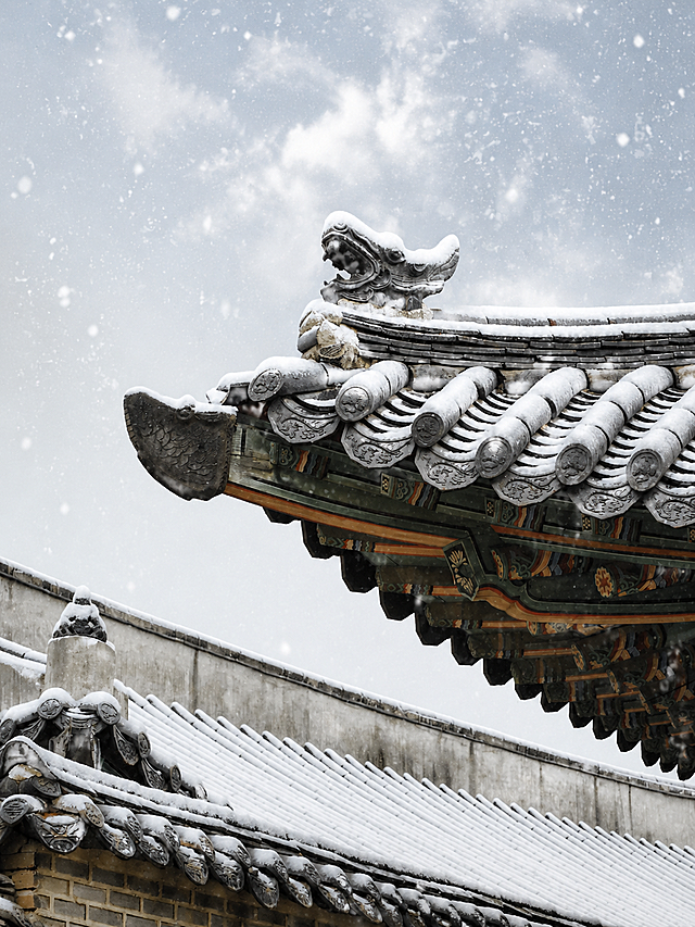 参考原图的韩国传统古建筑屋檐风格，重新生成画面，添加落雪效果，去掉图中所有文字，保留古建筑屋檐的细节和整体构图