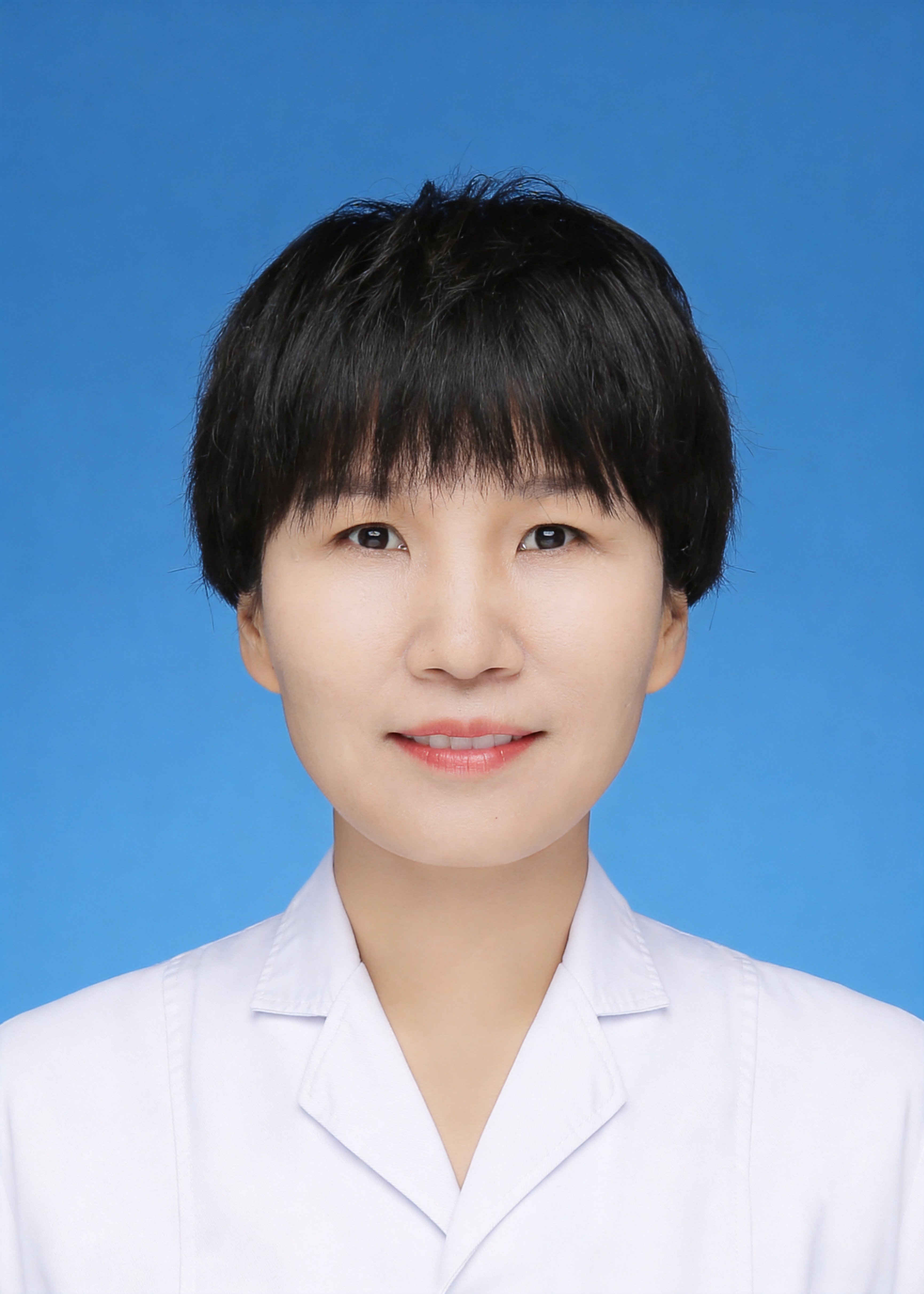保留第一张图中人物发型、脸型、年龄特征生成标准样式纯正面证件照… - 图片创意预览