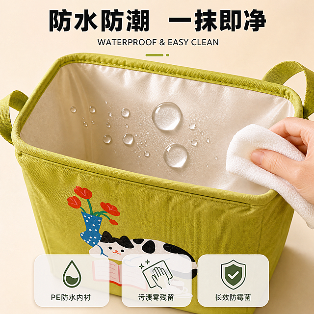 [主图-3] 后备箱收纳箱防水防潮材质细节图。
[氛围风格] 干净品质感 明亮通透 商业产品摄影 突出材质细节。
[画质] 商业摄影质感 微距细节清晰 光线均匀 产品真实细腻 超高清材质表现。
[元素] 画面主体是芥末黄色猫咪图案收纳箱的局部特写 重点展示内部米白色PE防水内衬 内衬表面有几颗晶莹的水珠 水珠圆润饱满 呈现防水不渗透的效果。右侧有一只手拿着白色毛巾正在擦拭内衬表面 展示一抹即净易清洁的特点 手部只露出手指和毛巾部分 自然不刻意。收纳箱外侧的卡通猫咪图案也清晰可见 帆布材质纹理细腻 缝线工整。背景是纯净的浅米色渐变背景 简洁不抢主体。**保持收纳箱外观（即物理结构 材质质感 颜色 卡通印花图案）与输入产品图一致 杜绝任何变形和色差 精细化处理**。商品主体占比约80%。
[光影] 顶部柔和主光+侧面辅助光 均匀打亮内衬和水珠 水珠有通透高光 帆布纹理有自然明暗层次 整体干净明亮 突出材质质感。
[配色] 主色浅米白 辅色芥末黄（产品） 强调色透明水珠高光+白色毛巾。
[视角构图] 略微俯视的特写角度 聚焦收纳箱开口内侧和内衬 景深较浅 背景虚化 主体清晰锐利 下方留出文案空间。
[文字版式] 顶部居中大字标题"防水防潮 一抹即净" 黑色粗体无衬线 字号最大。标题下方小字英文"WATERPROOF & EASY CLEAN" 细体。底部三个等宽圆角方形图标卡 半透明白底深绿字 从左到右分别是水滴图标配"PE防水内衬" 抹布手图标配"污渍零残留" 盾牌图标配"长效防霉菌" 图标在上文字在下 居中对齐。
[输出要求] 1:1比例 文字清晰锐利 超高清商业摄影质感。
[负向提示词] 变形 文字错乱 产品图模糊 背景杂乱 水印 电商平台Logo 多余的手 多余的手指 畸形手 融合手指 手部扭曲 肢体穿模 人物面部扭曲 关节反折。