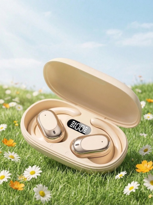 保留奶杏色开放式挂耳蓝牙耳机及同色系椭圆形翻盖充电仓的主体，耳机腔体边缘带有香槟金金属包边，表面为哑光亲肤质感，耳挂为柔性弧形设计；充电仓内部黑底白字LED数字电量显示屏显示“100”。背景调整为户外预览效果