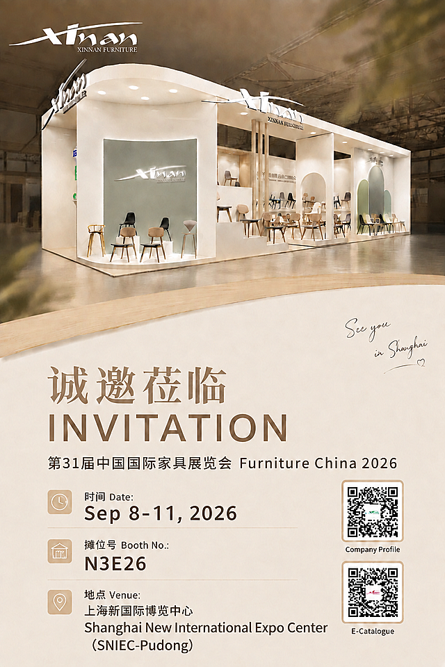 基于这张家具展邀请函海报进行修改，保持整体设计风格、布局、颜色、所有图片元素和其他文字完全不变。仅将最下面的英文地址“Shanghai New International Expo Center（SNIEC-Pudong）”的字体进一步放大，可以分为两行显示（例如第一行Shanghai New International Expo Center，第二行（SNIEC-Pudong）），保持原有字体风格和棕色不变，位置保持在中文地址下方居中对齐。其他所有元素全部保持原样不动。