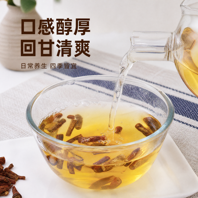 [主图-4] 冲泡饮用场景体验图。氛围风格：干净通透，突出茶汤品质。画质：商业摄影质感、光线柔和通透、产品清晰真实、画面干净高级。元素：玻璃公道杯向玻璃碗中注入开水冲泡蒲公英根，茶汤金黄透亮，根条舒展预览效果