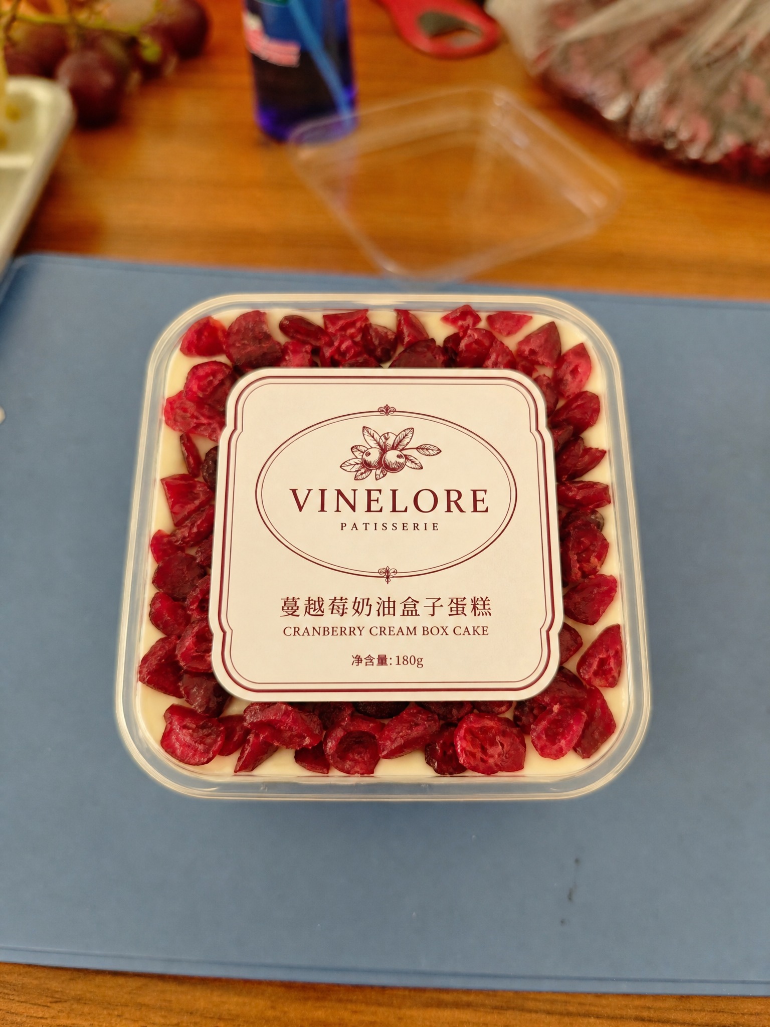为图中的蔓越莓盒子蛋糕设计并贴上一款高端大气的产品标签贴纸，参… - 图片创意预览