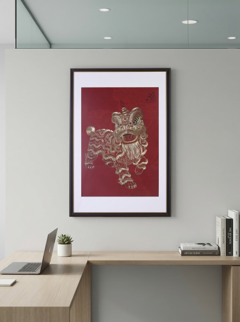 将这张金色醒狮装饰画100%还原原有画框尺寸、画面色彩内容和清晰度，生成它挂在现代简约办公室场景中的挂画效果图，最终图片输出比例为3:4预览效果