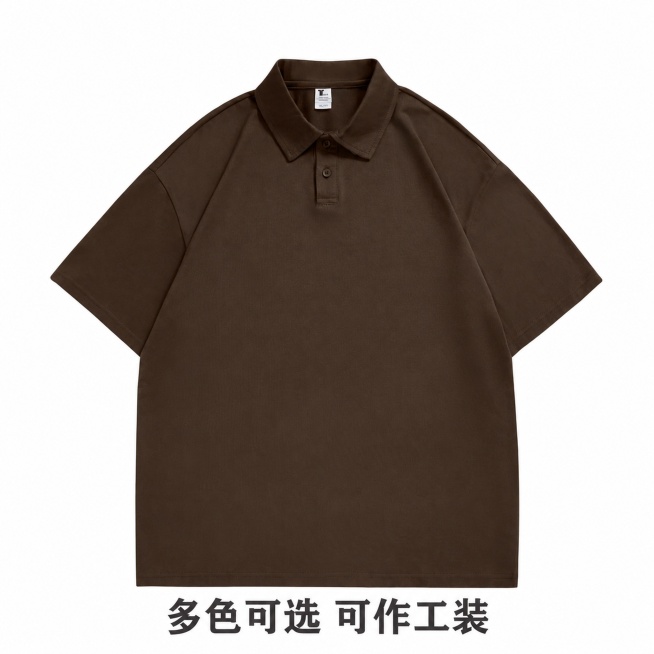 [主图-5] 纯棉POLO衫纯色工作装整体展示图；
[氛围风格] 简约干净，突出产品本身；
[画质] 商业摄影质感，光线均匀柔和，产品轮廓清晰；
[元素] 深棕色纯棉POLO衫平整平铺在纯白色背景上，预览效果