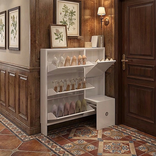 保持图中的白色翻斗鞋柜鞋架不变，更换为复古美式入户玄关场景，墙面为复古棕色木纹护墙板，地面做复古花砖拼花，搭配深色实木入户门，氛围浓郁有质感，商品展示清晰