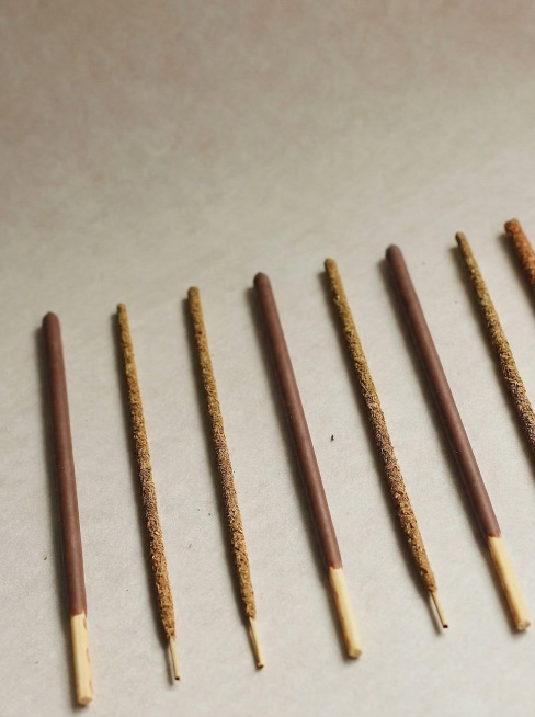 将图中的3根香棒替换为POCKY，其余元素、背景完全保持不变预览效果