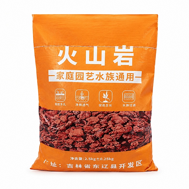 产品精修，产品置于纯白背景上，专业商业棚拍光，5500K标准中性白光，轮廓光，体积光，曝光正确，强烈真实立体感，标准透视校正，正常透视焦段，保持正视图机位，接地处保留干净浅淡的自然接触阴影，严禁大片投影、脏灰阴影和悬浮感，主体居中，商品完整入画不裁切，商品外轮廓视觉体量约画面60%-80%，四边均匀留白约10%-20%，严禁满幅铺满与贴边顶满，极致超清画质，细节清晰锐利，商业级实拍质感，保留原图真实材质与结构细节，提升商品洁净度和商业新品感，清除旧痕、灰暗、脏斑和不均匀色块，智能平整皱褶、压痕、塌陷和鼓包，修复边缘毛糙、锯齿、断边和抠图感，边缘自然清晰过渡，基于原图材质恢复纹理、颗粒、光泽和工艺细节，避免糊成塑料感，锁定原图商品颜色，颜色以输入图为唯一参考，分段部件颜色边界按原图锁定，还原真实物理色彩，消除灰暗感和偏色，锁定原图商品轮廓、件数、部件位置、连接关系、标签文字和可见功能细节，只做精修不重绘结构，锁定包装上所有文字内容、图案、标识和排版位置，文字清晰锐利不模糊变形，编织袋包装主体：布艺/纺织质感自然，织纹方向清晰，纤维层次真实，火山石颗粒展示区域：石材颗粒纹理自然，孔隙结构和色差按原图保留，塑料印刷覆膜区域：哑光塑料质感，柔和漫反射，低高光，正视图，比例1:1