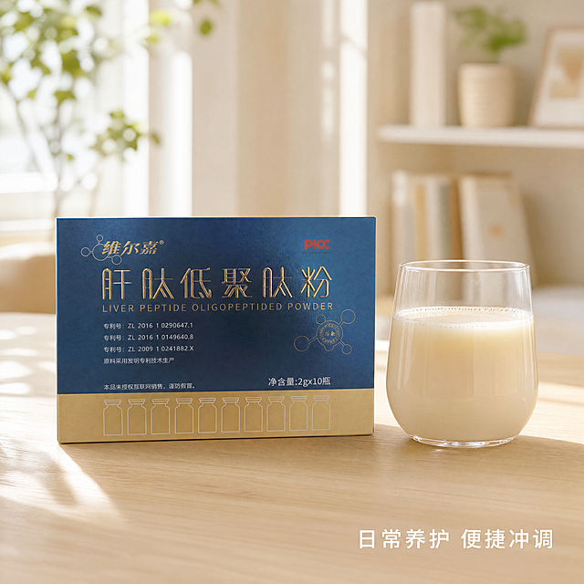 [主图-4] 日常养护场景代入，展示使用场景。产品包装盒放置在干净整洁的浅色桌面，旁边放置一杯冲调好的肽粉饮品，杯壁干净，体现日常冲调便捷的特点。背景为简约现代家居环境，虚化处理突出产品。保持产品外观与输入产品图绝对一致。商业摄影质感，光线柔和通透，营造温馨自然的日常氛围。光影为柔和窗边自然光，暖调温馨。主配色浅木色搭配产品蓝金色，和谐自然。文字版式：右下角小字"日常养护 便捷冲调"白色字体，不遮挡主体。1:1比例，4k分辨率，文字清晰可辨，超高清。负向提示词：变形，水印，文字错乱，产品图模糊，背景杂乱。