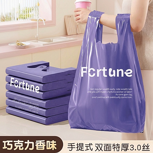 将图2产品和人物融入到图1场景中，将堆叠产品放在地板上，生成比例为1：1