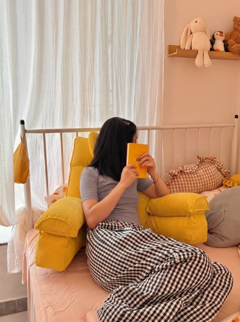 把前5张图片里的粉色床头软包靠垫换成最后一张图片黄色的颜色，其他不变预览效果