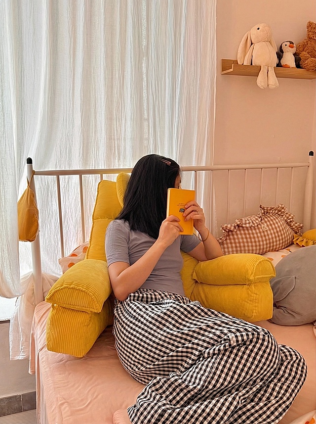 把前5张图片里的粉色床头软包靠垫换成最后一张图片黄色的颜色，其他不变