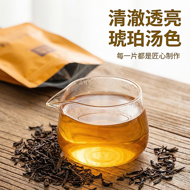 [主图 3] 
[主图主题]果香肉桂茶叶冲泡细节展示
[氛围/风格]通透鲜活，温暖质感，突出茶汤魅力
[画面元素]玻璃公道杯居中，盛有琥珀色的肉桂茶汤，干茶叶散落在公道杯旁，原包装小泡袋斜放在背景处，柔和逆光打透茶汤，展示清澈透亮的汤色，整体干净自然
[配色色系]主色调：琥珀茶汤金黄，透明玻璃浅灰；辅助色：干茶深褐，包装橙黄
[视角构图]平视特写，聚焦茶汤，背景虚化突出主体
[文字版式]主标题“清澈透亮 琥珀汤色”大号深金粗体，悬浮在画面右上角留白；小字标注“每一片都是匠心制作”，位于主标题下方，不遮挡茶汤主体
[比例分辨率]2k分辨率