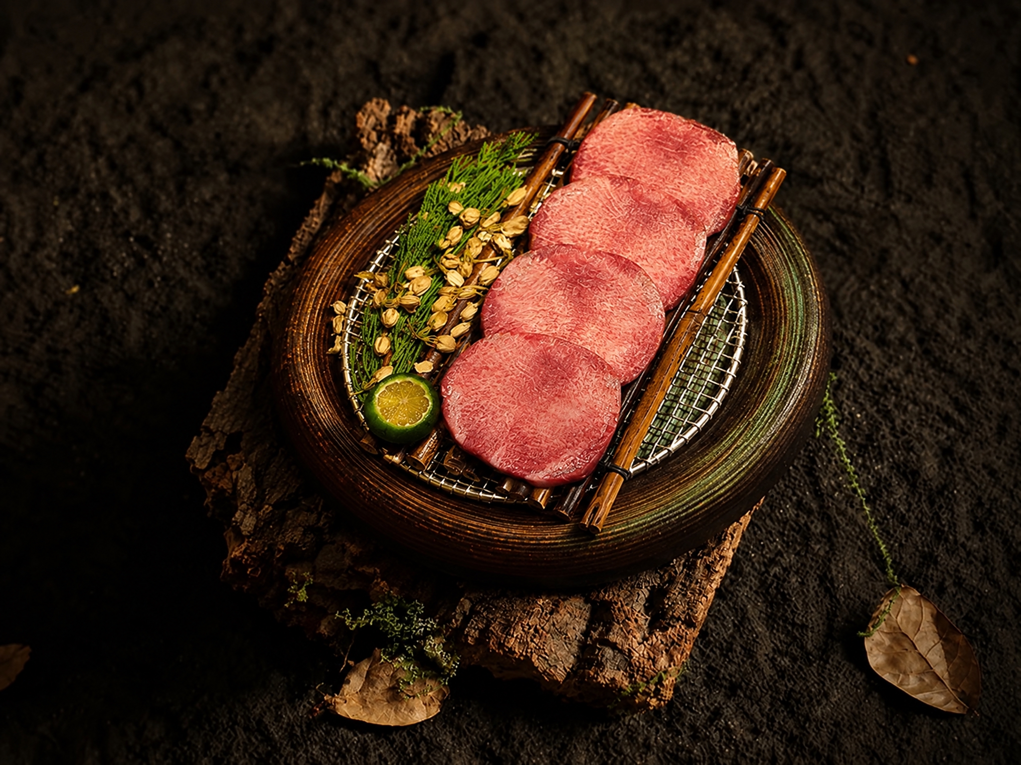 将图2中的牛舌菜品（带圆形盘子、烤网和所有装饰）旋转调整为斜向… - 图片创意预览